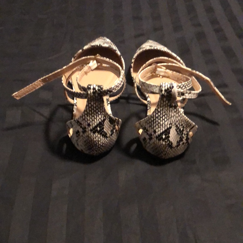 Women’s size 8 snake skin flats - Picture 3 of 7